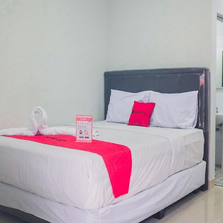 Reddoorz Plus @ Helvetia Medan Exteriör bild