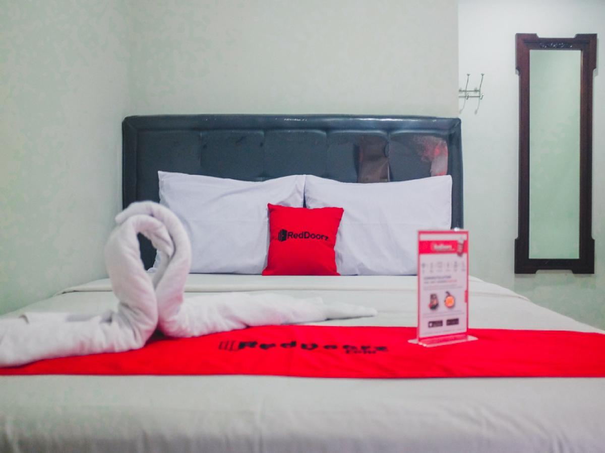 Reddoorz Plus @ Helvetia Medan Exteriör bild