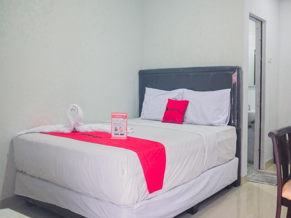 Reddoorz Plus @ Helvetia Medan Exteriör bild